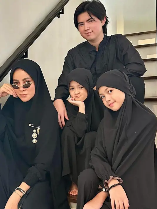 Olla Ramlan tampil kompak dengan ketiga anaknya mengenakan baju serba hitam. Olla mengenakan kerudung panjang dan abayanya. [@ollaramlan]