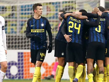 Para pemain Inter Milan merayakan gol yang dicetak Eder ke gawang Sparta Pargue pada laga Liga Europa di Stadion San Siro, Italia, Jumat (9/12/2016). Inter menang 2-1 atas Prague. (Reuters/Alessandro Garofalo)