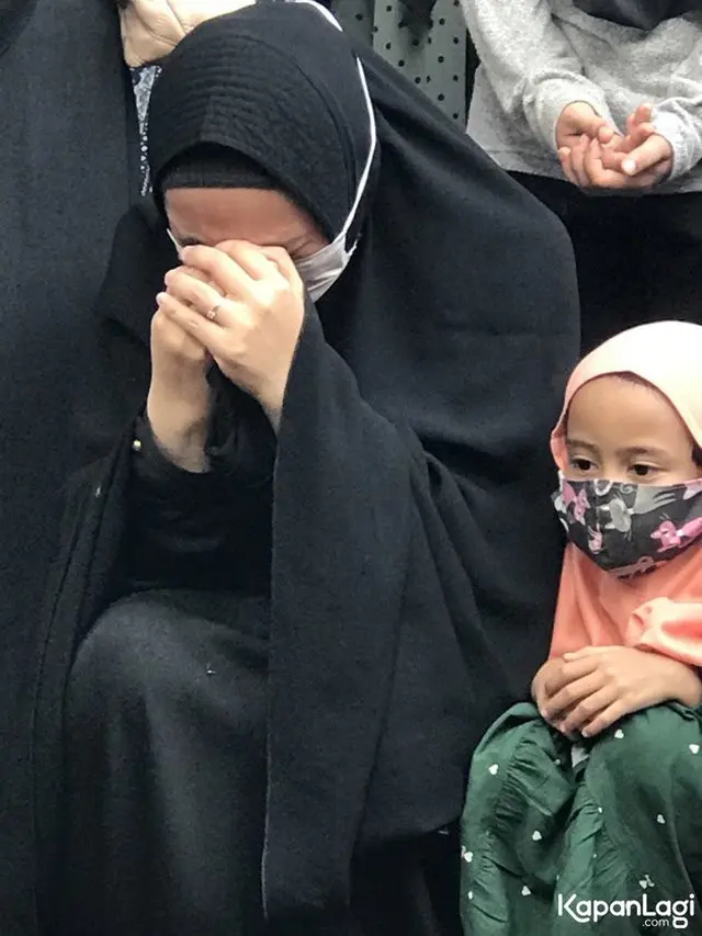 6 Potret Suasana Pemakaman Ayah Ria Ricis dan Oki Setiana Dewi, Penuh Duka