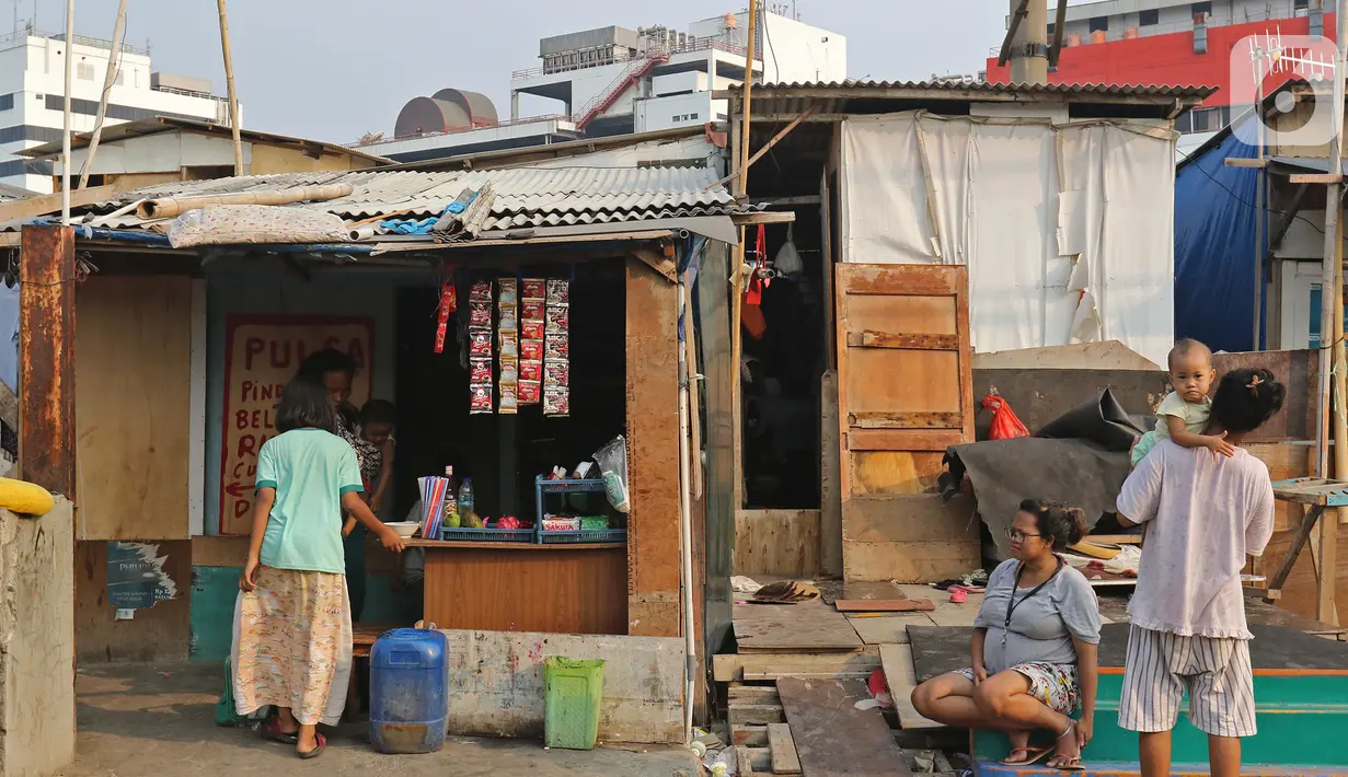 Aktivitas warga di Kampung Muka, Ancol, Jakarta, Selasa (5/11/2019). Pemprov DKI Jakarta mengusulkan anggaran konsultan penataan kampung kumuh sebesar Rp 556 juta per rukun warga (RW) pada rancangan APBD 2020. (Liputan6.com/Herman Zakharia)