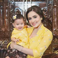 Yasmine Wildblood tampil kompak dengan buah hatinya, Seraphina Rose. Ibu dan anak ini tampil kompak dengan mengenakan kebaya warna kuning. (Foto: instagram.com/yaswildblood)