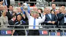 Dahulu saat membesut Chelsea, pelatih asal Belanda itu berhasil mempersembahkan gelar Piala FA. (AFP/Adrian Dennis)