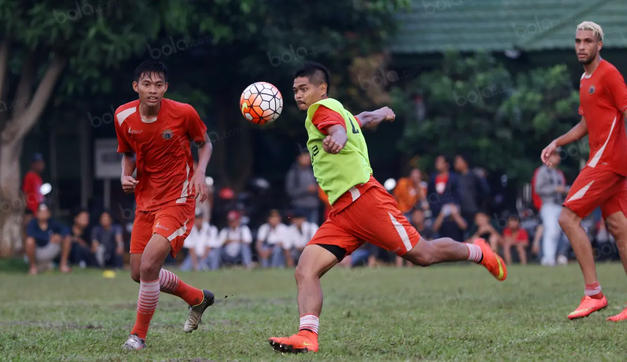 Aksi Bambang Pamungkas saat berlatih bersama timnya Persija Jakarta di Lapangan Yon Zikon TNI AD, Selasa (6/9/2016). (Bola.com/Nicklas Hanoatubun)