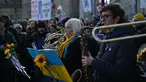Puluhan musisi ambil bagian dalam pertunjukan flashmob "The Great Gate of Kyiv from pictures at an Exhibition" yang dipimpin seorang komposer Rusia-Inggris terkenal untuk menunjukkan dukungan terhadap Ukraina setelah invasi Rusia, di Trafalgar Square, London, Minggu (6/3/2022). (JUSTIN TALLIS/AFP)
