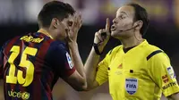 Wasit Antonio Mateu Lahoz mengaku salah mengambil keputusan karena menganulir gol Lionel Messi pada La Liga 2013-2014 yang membuat Barcelona gagal juara. (AFP/Cesar Manso)