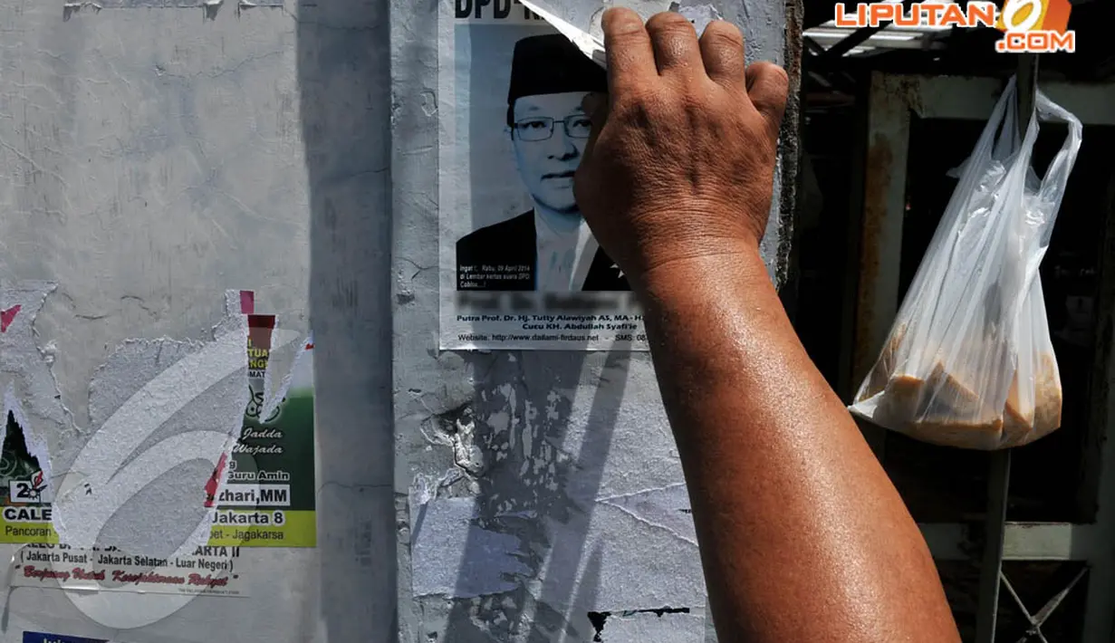Menjelang pemilu 9 April 2014, Pemda Kelurahan Tegal Parang Mampang Dalam menertibkan atribute partai di wilayahnya, Jakarta, Senin (7/4/2014) (Liputan6.com/Johan Tallo). 