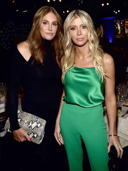 Usai mendatangi sebuah acara dengan Sophia Hutchins, penggemar mulai penasaran dengan hubungan keduanya. (MICHAEL BUCKNER-VARIETY-REX-SHUT/HollywoodLife)