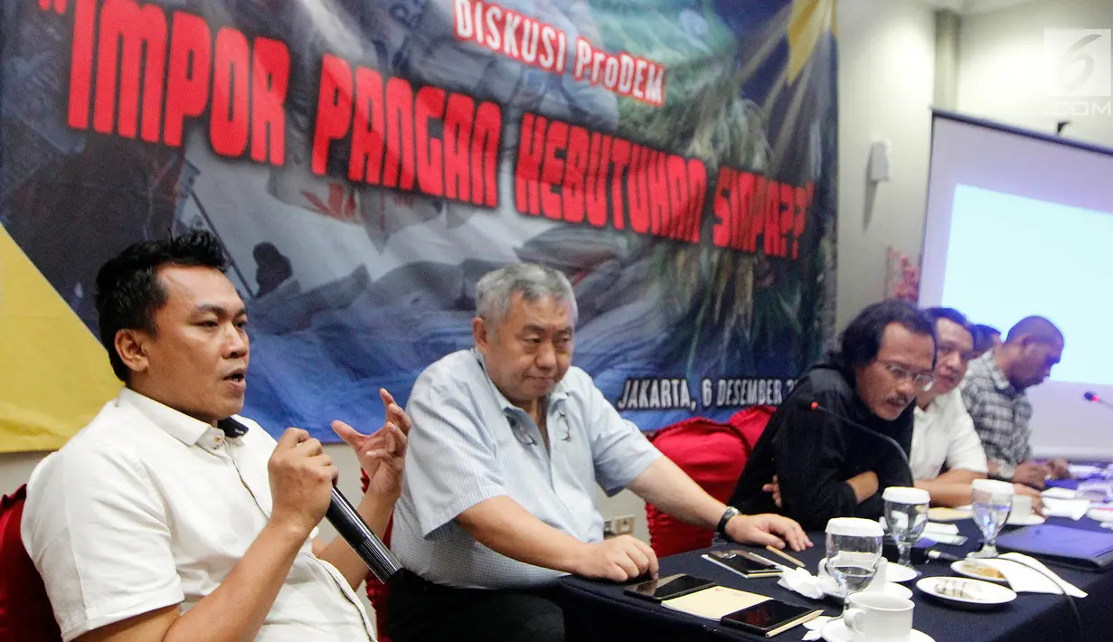 Sekjen Prodem Satyo Purwanto (kiri) saat berbicara dalam diskusi Prodem di Jakarta, Kamis (6/12). Setyo mengaku heran dengan pemerintah yang melakukan impor menjelang panen raya. (Liputan6.com/JohanTallo)
