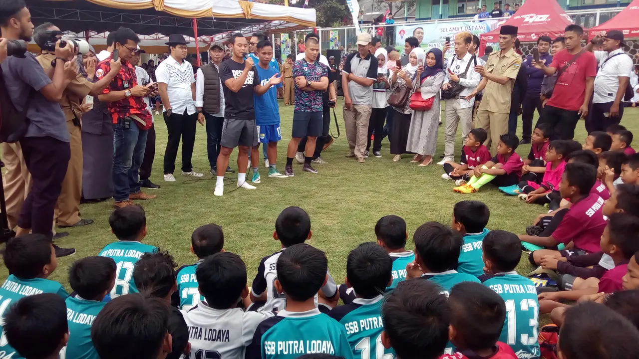 Atep bersama Tantan tengah memberikan choching clinic sepakbola kepada anak-anak di Ciamis