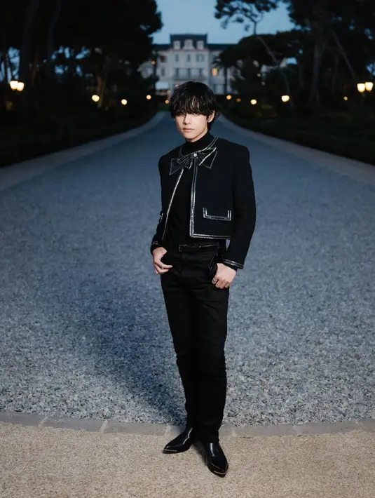 Wajah familiar lainnya adalah Taehyung BTS. Taehyung tampil luar biasa mengenakan all-black suit dengan cropped blazer dan statement bow tie. Foto: Instagram.