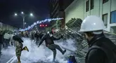 Pengunjuk rasa bentrok dengan polisi anti huru hara dalam aksi demonstrasi anti-pemerintah di Lima, Peru pada 28 September 2025 waktu setempat. (CONNIE FRANCE/AFP)