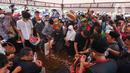 Keluarga dan kerabat menaburkan bunga di makam almarhum Abraham Lunggana atau Haji Lulung di TPU Karet Bivak, Jakarta, Selasa (14/12/2021). Lulung dikabarkan menghembuskan nafas terakhir pada pukul 10.51 WIB di RS Harapan Kita, Jakarta. (Liputan6.com/Faizal Fanani)