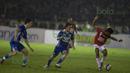 Pemain Bali United, Ilham Udi Armaiyn (kanan), dibayangi pemain Persib dalam laga persahabatan di Stadion Siliwangi, Bandung, Sabtu (13/2/2016). (Bola.com/Vitalis Yogi Trisna) 