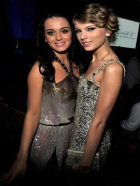 Sebelum tahun 2013, Taylor Swift dan Katy Perry sangat akrab. Katy dan Taylor bermusuhan karena mereka saling sindir dan bersaing ketat dalam bermusik. Tak hanya itu, Katy sempat memacari John Mayer mantan kekasih Taylor Swift. (dailymail/Bintang.com)