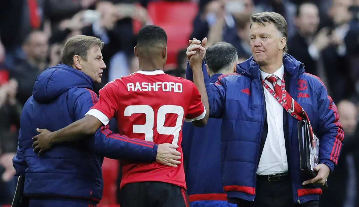 Pelatih Manchester United, Louis van Gaal, merayakan kemenangan bersama Marcus Rashford usai laga melawan Everton pada semifinal Piala FA di Stadion Wembley, London, Sabtu (23/4/2016). (Reuters/Eddie Keogh)