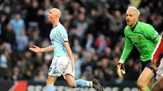 Manchester City's midfielder Stephen Ireland celebrates after scoring the opening goal during the English Premier league match against Arsenal at City of Manchester Stadium, on November 22, 2008. AFP PHOTO/ANDREW YATES
