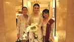 Adira terlihat bahagia dan bersemangat saat berpose bersama pengantin. Ekspresi wajahnya yang penuh keceriaan menunjukkan keakraban Adira dengan sahabatnya yang menikah. Kehadirannya sebagai bridesmaid pun semakin menambah semarak pesta pernikahan sahabatnya. (Liputan6.com/IG/@adirakania)