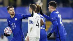 Pemain Chelsea, Jorginho dan Kai Havertz, merayakan gol ke gawang Krasnodar pada laga Liga Champions di Stadion Stamford Bridge, Rabu (9/12/2020). Kedua tim bermain imbang 1-1. (AP Photo/Kirsty Wigglesworth, Pool)