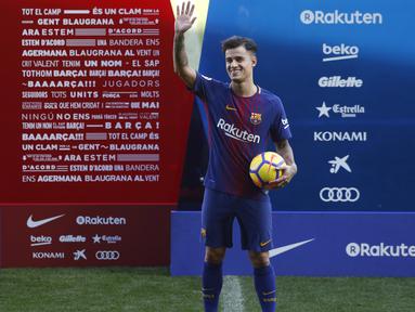 Pemain Brasil, Philippe Coutinho memberikan salam kepada fans saat tiba di Camp Nou stadium, Barcelona, Spain, (8/01/2018). Coutinho bergabung dengan Barcelona dari Liverpool dengan nilai transfer sebesar 160 juta euro. (AP/Manu Fernandez)
