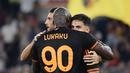 Pemain AS Roma, Romelu Lukaku, melakukan selebrasi bersama rekannya setelah mencetak gol ke gawang Frosinone pada laga pekan ketujuh Serie A 2023/2024 di Stadion Olimpico, Roma, Senin (02/10/2023). AS Roma menang dengan skor 2-0. (AFP/Filippo Monteforte)