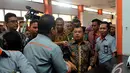  Wakil Presiden Jusuf Kalla disambut petugas sat meninjau pemberian bantuan Program Simpanan Keluarga Sejahtera (PSKS) di Kantor Pos Rawamangun, Jakarta, Rabu (19/11/2014). (Liputan6.com/Johan Tallo) 