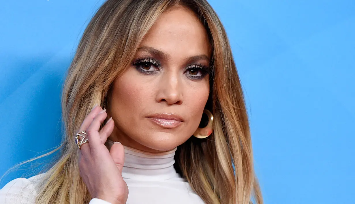 Ekspresi Jennifer Lopez saat nghadiri NBCUniversal's Summer Press Day 2018 di The Universal Studios Backlot di Universal City, California (2/5). Jennifer Lopez tampil seksi dengan gaun putih ketat. (AP Photo/Chris Pizzello)
