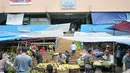Kesibukan pedagang buah pisang di pasar tradisional Pasar Minggu, Jakarta, Senin (10/10). Gubernur DKI, Basuki Tjahaja Purnama (Ahok) meminta PD Pasar Jaya mengambil alih seluruh pengelolaan pasar di Ibukota dari pihak ketiga. (Liputan6.com/Yoppy Renato)