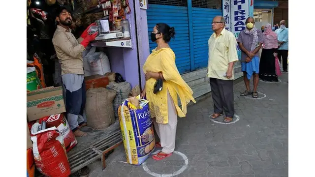 6 Potret Kreatif Tempat Jualan yang Terapkan Social Distancing, Jaga Jarak Aman
