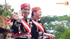 Jokowi tak henti-hentinya melambaikan tangan ke arah penonton. (Liputan6.com/Herma)