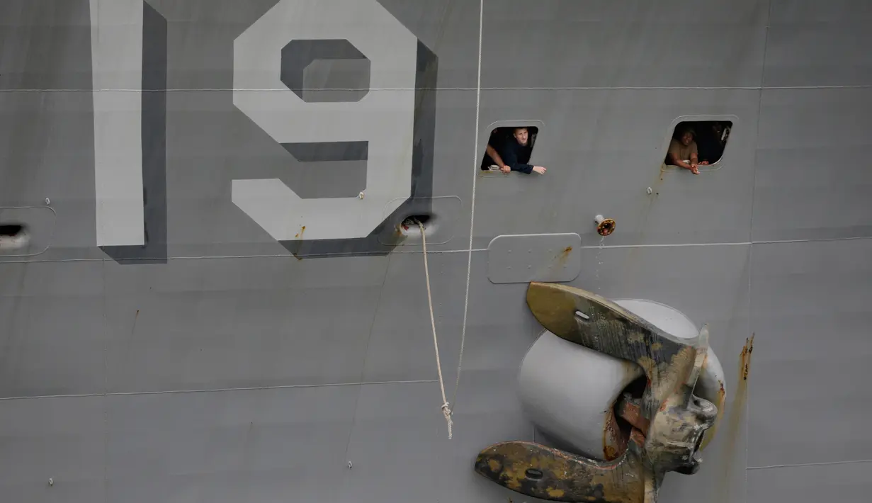 Personel AL Amerika Serikat berada di kapal komando Amerika Serikat USS Blue Ridge (LCC-19) saat tiba di dermaga JICT 2, Pelabuhan Tanjung Priok, Jakarta, Rabu (1/5/2019). Kedatangan USS Blue Ridge ke Indonesia kali ini merupakan yang ketiga kalinya setelah tahun 2012 dan 2014. (AP/Dita Alangkara)