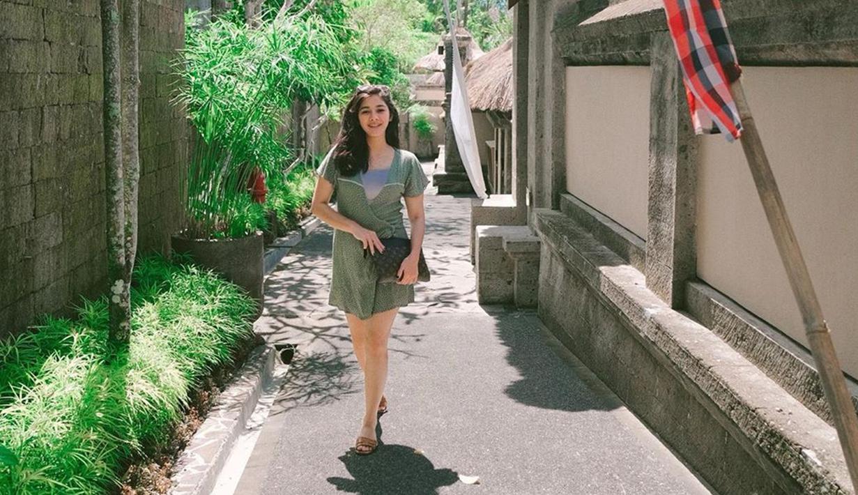 Gaya Naysilla Mirdad sehari-hari pun terlihat cukup sederhana. Penampilan wanita 32 tahun ini saat tengah berlibur pun begitu memesona. (Liputan6.com/IG/@naymirdad)