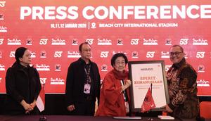 Ketua Umum PDIP Megawati Soekarnoputri bersama putra putrinya, Prananda Prabowo dan Puan Maharani secara resmi meluncurkan buku soal mitigasi bencana. (Foto: Tim Media DPP PDIP).