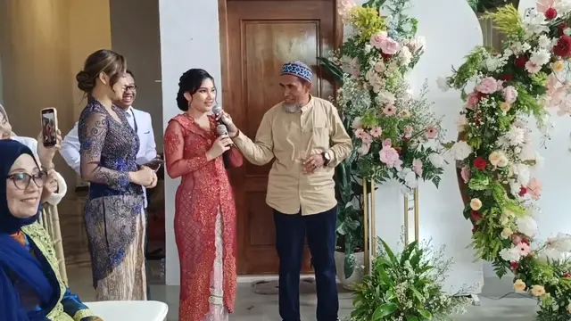 Indah Permatasari dan Nursyah sang ibu duduk bersebelahan ketika lamaran Sinta Mutiara (Foto: Youtube Nursyah Garden)