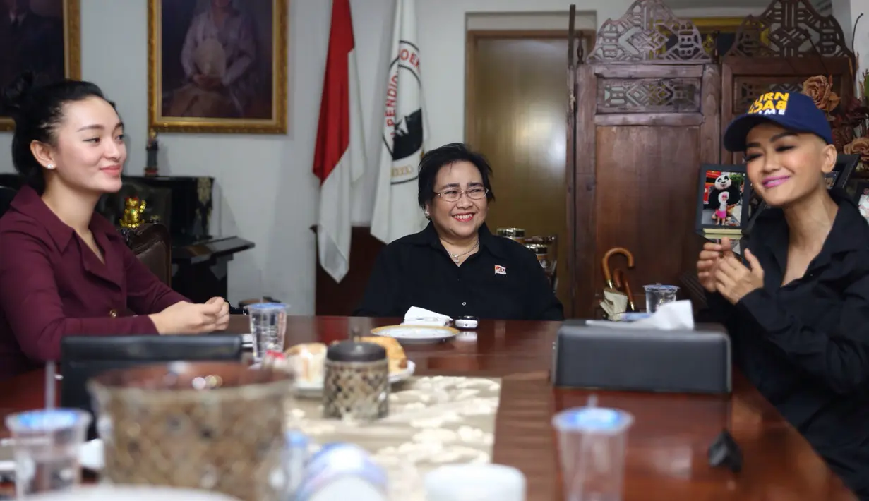 Zaskia Gotik didampingi Julia Perez memenuhi panggilan Rachmawati Soekarnoputri berkaitan kontroversi penobatannya sebagai Dokter Klinik Pancasila oleh Kementerian Pertahanan (Kemhan) beberapa waktu lalu. (Andy Masela/Bintang.com)