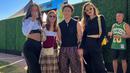 <p>Masih di acara Coachella, Luna Maya terlihat mengenakan crop top lengan panjang berwarna hitam, dipadu padan dengan high waisted pants yang juga berwarna hitam. Ia sempurnakan penampilannya dengan mini bag, sneakers, dan sunglasses dengan frame yang playful. Foto: Instagram.</p>
