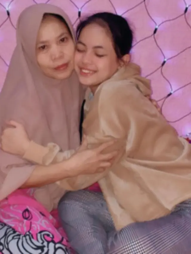 Meninggal Dunia, Ini 6 Potret Kenangan Putri DA dan Sang Ibu