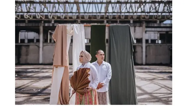 Awalnya ia mengaku tidak memiliki ide untuk konsep prewedding, kemudian ia menemukan kain sarung etnik untuk dijadikan kostum.