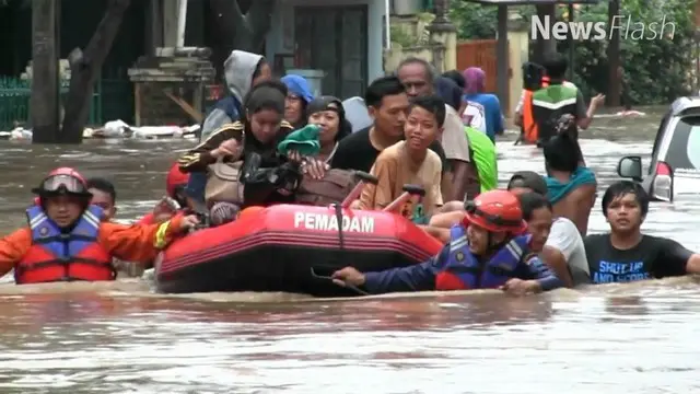Usai penghitungan suara Pilkada DKI 2017 pada 15 Februari kemarin, kawasan Bukit Duri, Jakarta Selatan langsung terendam banjir. Banjir Bukit Duri semakin tinggi membuat warga terpaksa mengungsi