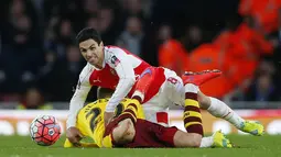 Gelandang Arsenal, Mikel Arteta, terjatuh saat berebut bola dengan pemain Burnley, Fredrik Ulvestad. Klub London itu melakukan 15 kali percobaan tendangan untuk mencetak gol. (Reuters/Eddie Keogh) 