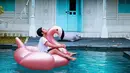 Duduk santai di atas giant float falminggo sembari nikmatin suasana, begini cara pemain film 'Sunyi' menghabiskan waktu di Lombok. Hanya dengan tshirt putih polos dan pants, gaya liburan Angga terlihat simple dan tetap memesona.(Liputan6.com/IG/@anggayunandareal16)