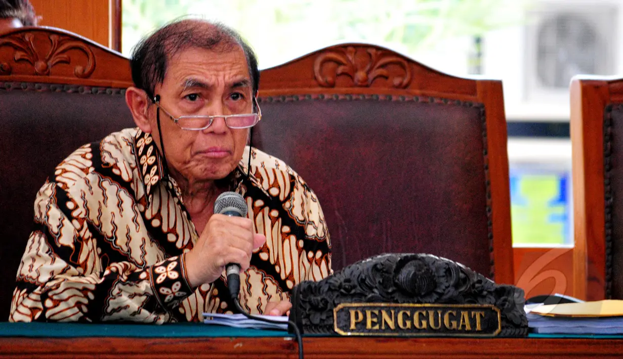 Mantan Dirjen Pajak Hadi Poernomo saat membacakan kesimpulannya dalam sidang praperadilan terhadap KPK di Pengadilan Negeri Jakarta Selatan, Senin (25/5/2015). (Liputan6.com/Yoppy Renato)
