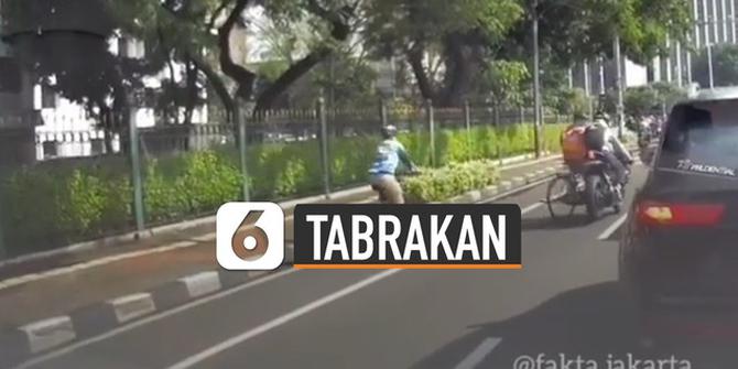 VIDEO: Keluar Jalur, Pesepeda Tabrakan Dengan Pengendara Motor
