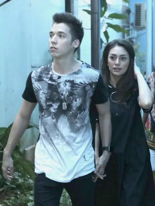 Celine membantah kabar yang beredar mengenai cincin yang harganya hingga mencapai ratusan juta rupiah. Bagi Celine, harga bukan hal penting baginya, tapi ketulusan sang suami adalah hal yang tidak ternilai dari segala-galanya.(Galih W. Satria/Bintang.com)