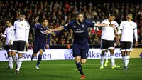 Striker Real Madrid, Karim Benzema, merayakan gol yang dicetaknya ke gawang Valencia pada laga La Liga Spanyol di Stadion Mestalla, Spanyol, Senin (4/1/2016). Kedua tim bermain imbang 2-2. (EPA/Biel Alino)