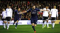 Suporter Valencia Ejek Striker Real Madrid