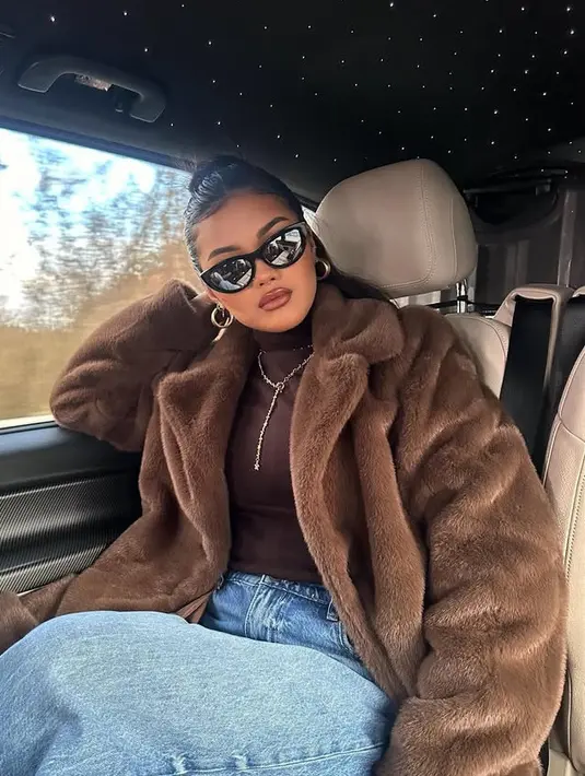 Queennara juga tampil slay mengenakan jaket berbulu coklat dengan inner turtleneck warna serasi. Dipadukan celana denim panjangnya. Serta kalung model panjangnya.  [@lizanataliaofficial]