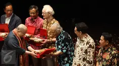 Ketua Museum Rekor Indonesia Jaya Suprana memberikan penghargaan kepada beberapa tamu undangan saat perayaan HUT MURI ke 26 di Gedung Kesenian Jakarta, Kamis (28/1/2016). (Liputan6.com/Yoppy Renato)