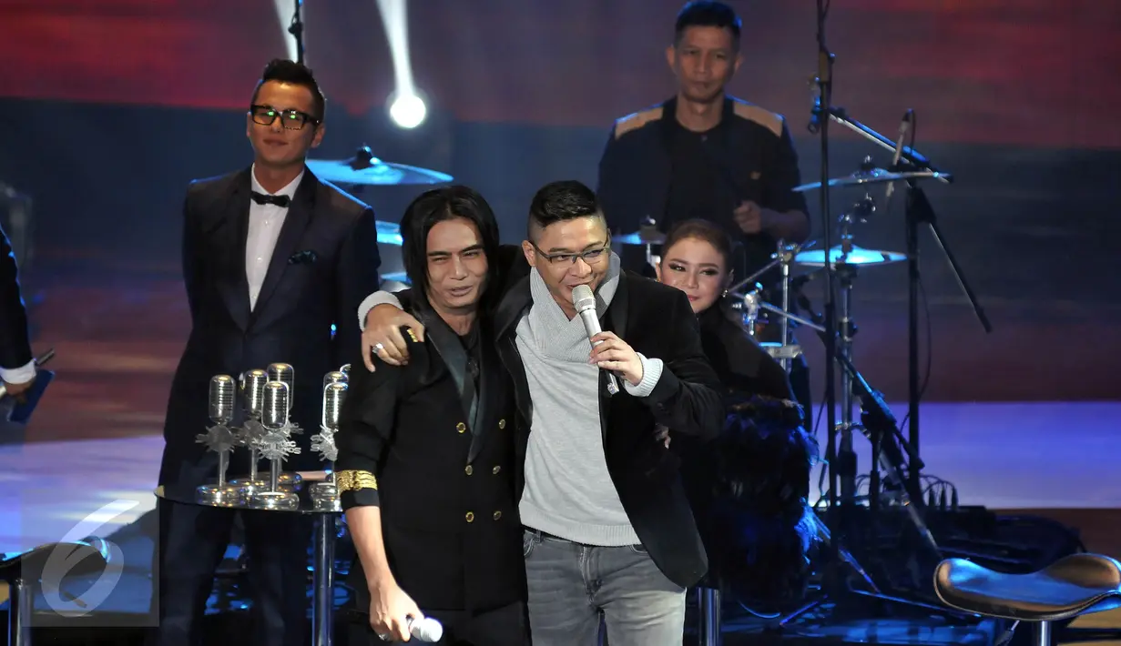 Pasha memeluk Charly Van Houten saat memberi kejutan di panggung SCTV Music Awards 2016 di Jakarta, Kamis (28/4). Bahkan, personel Ungu juga kaget dengan kehadiran vokalis yang kini menjabat sebagai Wakil Walikota Palu itu. (Liputan6.com/Johan Tallo)