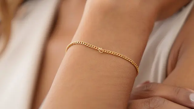 Gelang Emas Minimalis Tipis tapi Tetap Terlihat Mahal (AI)