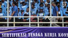 Para pekerja mengikuti sertifikasi massal tenaga kerja konstruksi terampil tahap III di Lingkungan Internal dan Eksternal Kementerian Pekerjaan Umum dan Perumahan Rakyat (PUPR) di Gelora Bung Karno, Jakarta, Rabu (18/10). (Liputan6.com/Faizal Fanani)